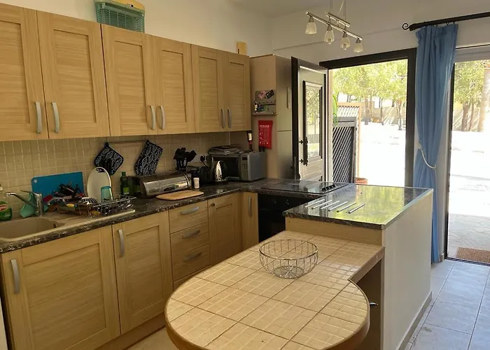 2 Palaepaphos Gardens *